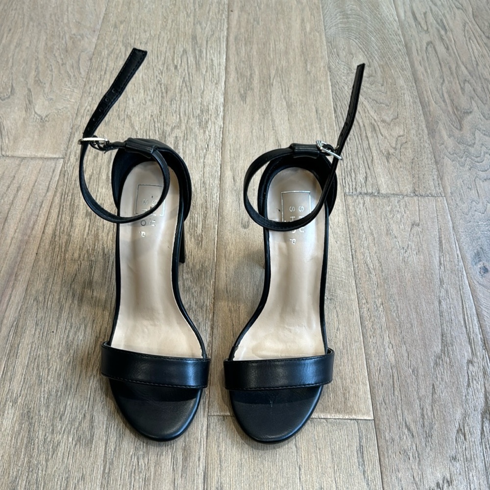 ShuShop Size 6 Black Strap Heel - Picture 1 of 3